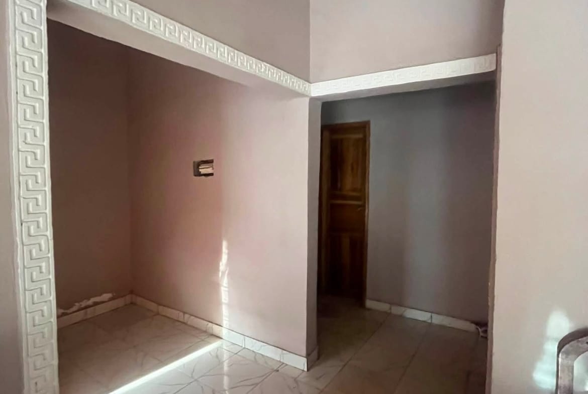 Appartement dans la barrière en face du Collège Moderne de la Benoué