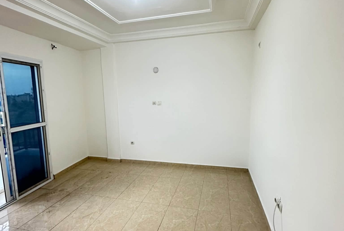 Studio nouvellement construit à Total Kolbong 90000 fcfa
