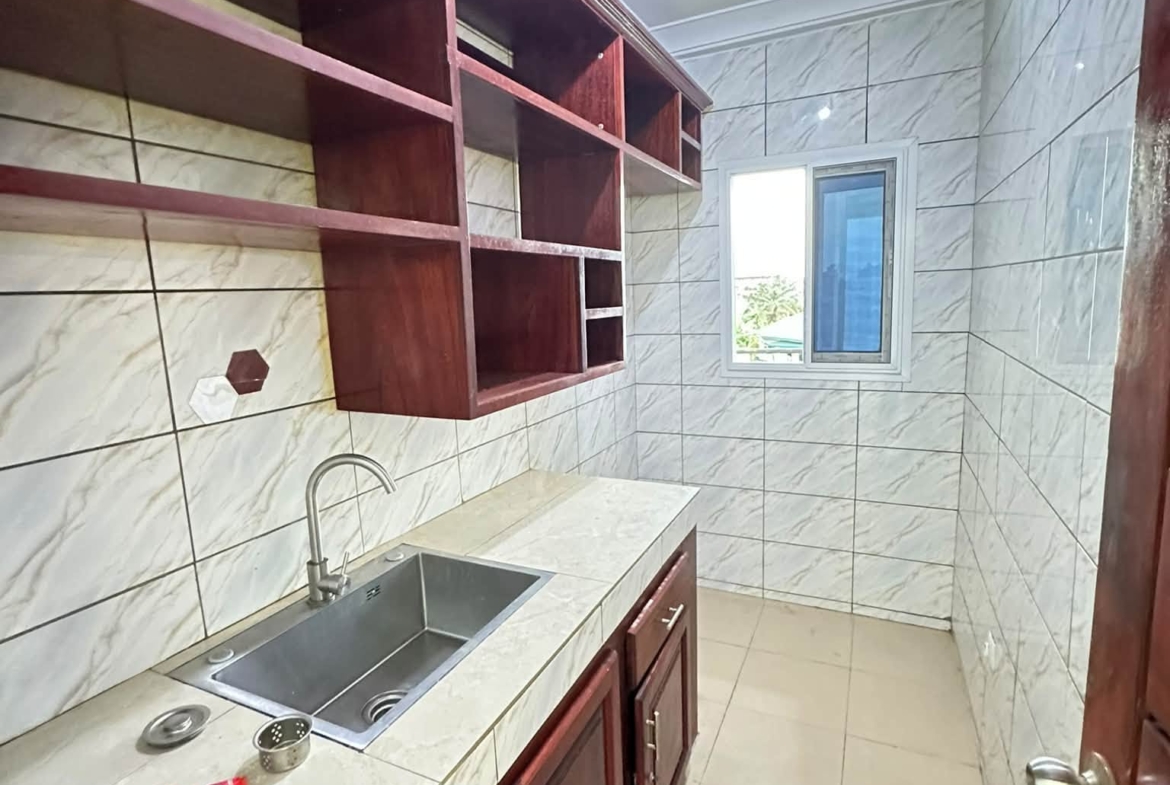 Studio nouvellement construit à Total Kolbong 90000 fcfa