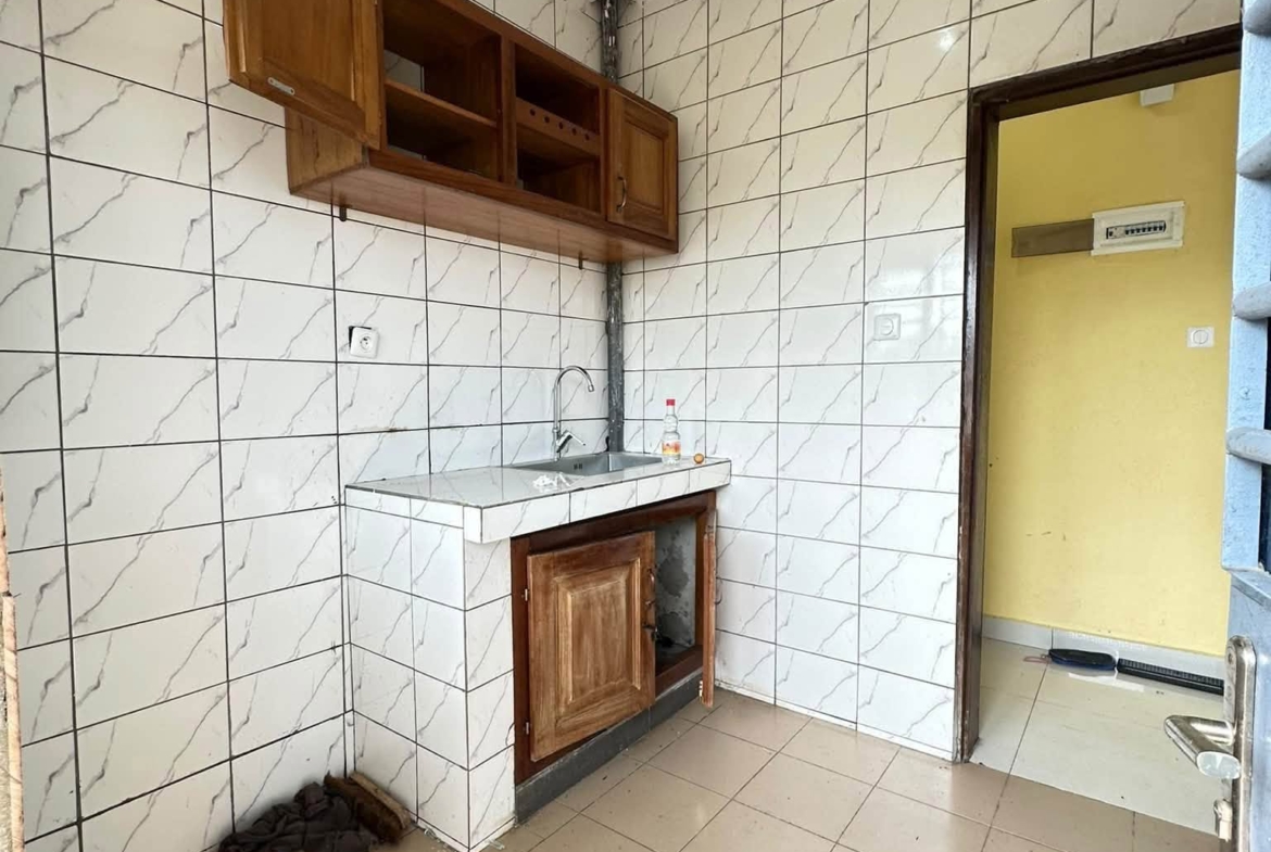 Studio moderne et propre à louer à Yassa 70000 fcfa