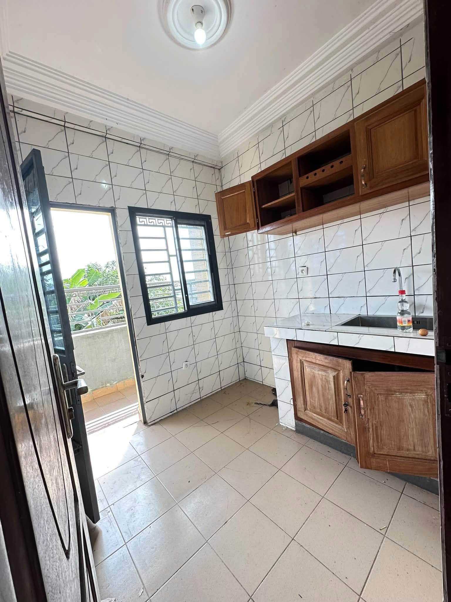 Studio moderne et propre à louer à Yassa 70000 fcfa