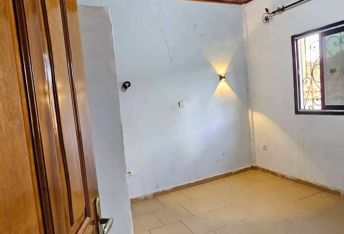 Grand studio moderne avec Forage, Toket Bafoussam