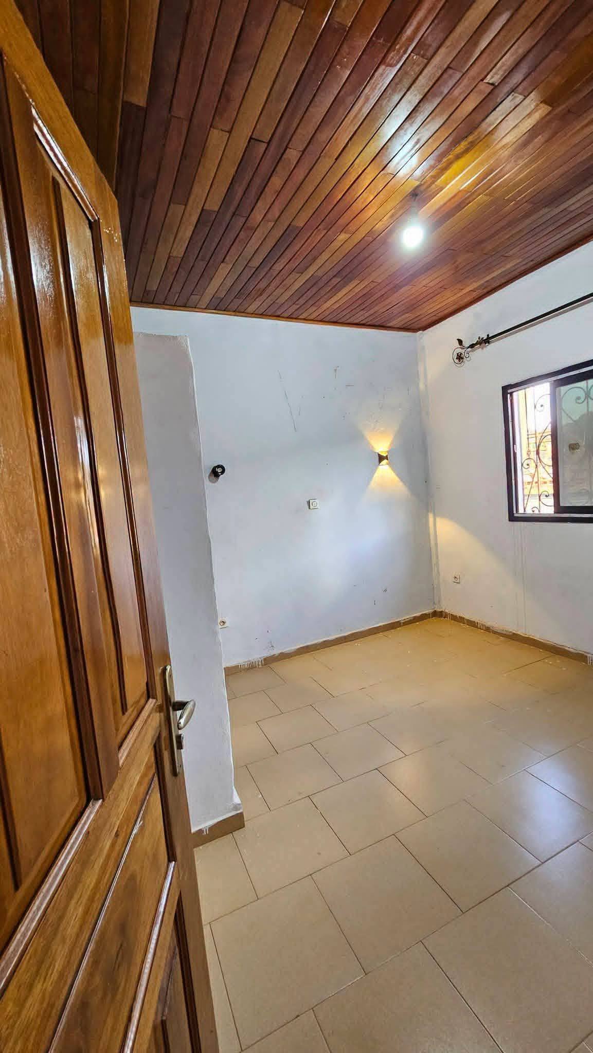 Grand studio moderne avec Forage, Toket Bafoussam