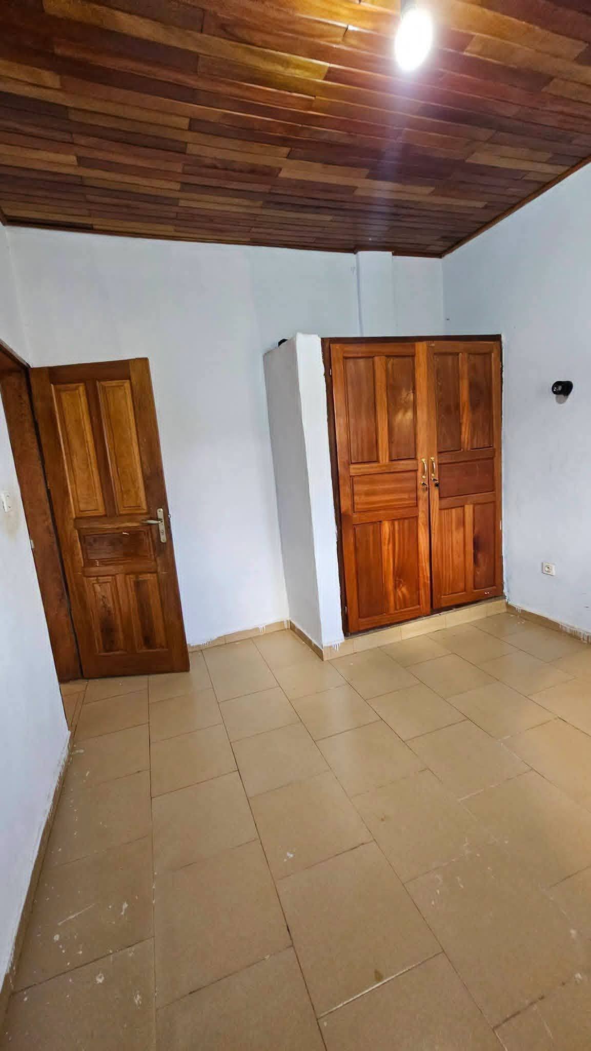 Grand studio moderne avec Forage, Toket Bafoussam