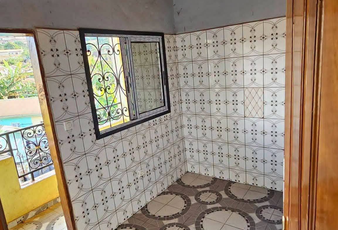 Grand studio moderne avec Forage, Toket Bafoussam