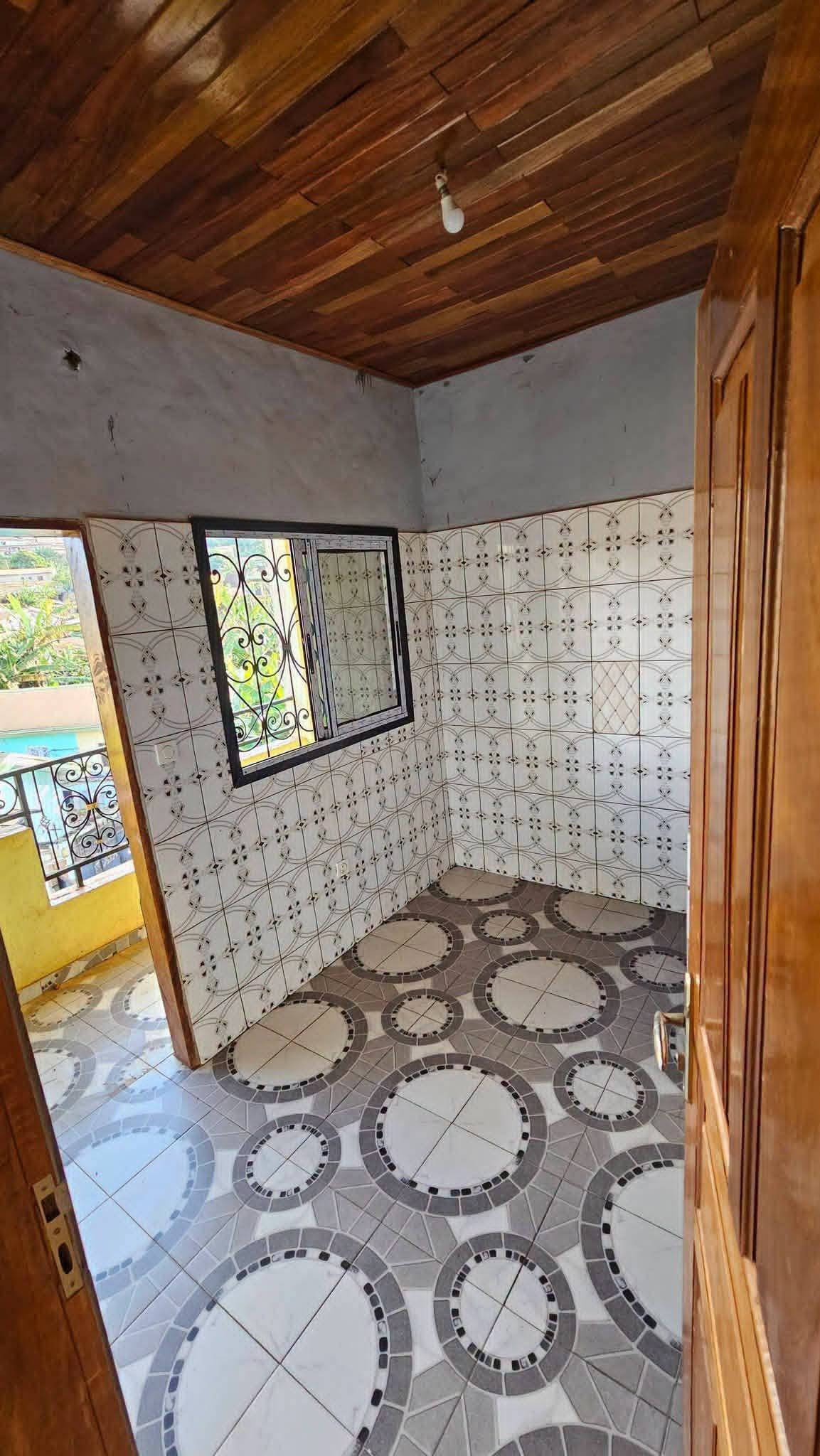 Grand studio moderne avec Forage, Toket Bafoussam
