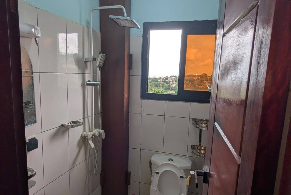 APPARTEMENT 3 CHAMBRES MESSASSI CARREFOUR 150000 FCFA