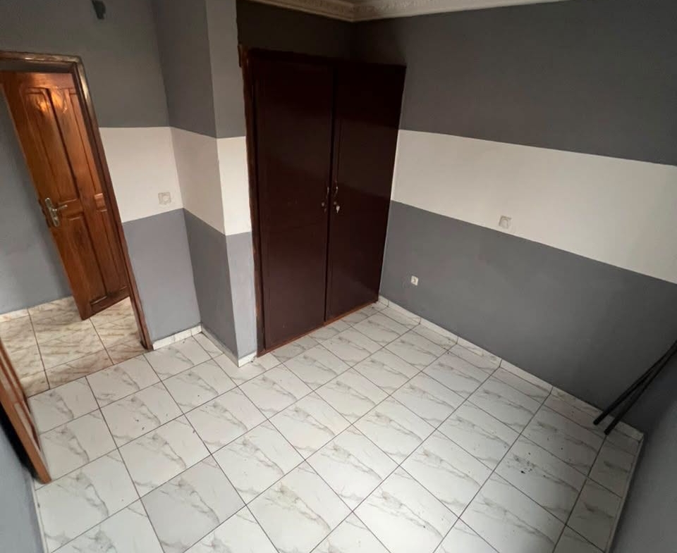 Studio moderne avec balcon à louer à Fougerolles 60000 FCFA