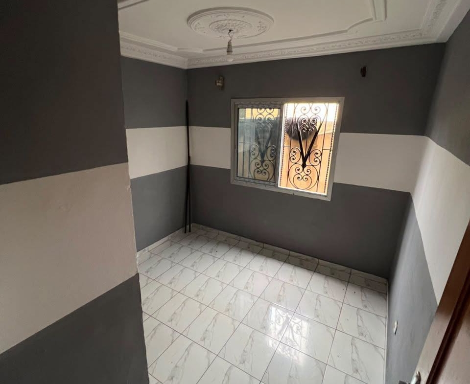 Studio moderne avec balcon à louer à Fougerolles 60000 FCFA