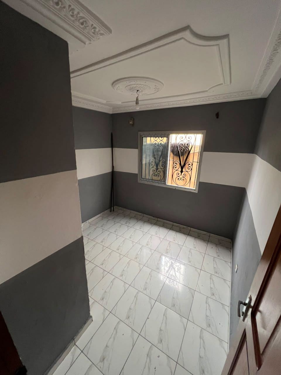 Studio moderne avec balcon à louer à Fougerolles 60000 FCFA