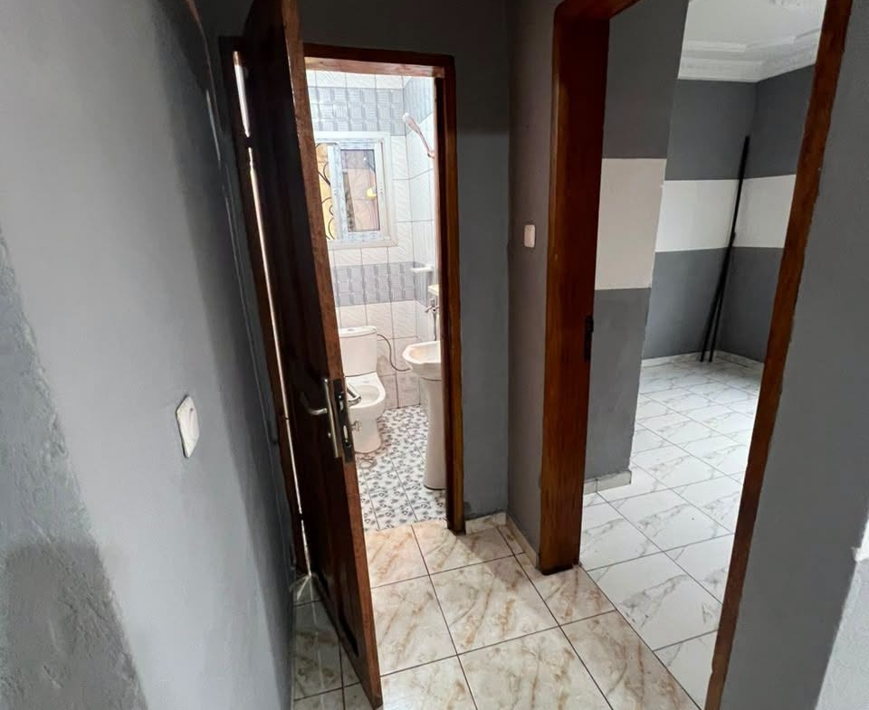 Studio moderne avec balcon à louer à Fougerolles 60000 FCFA