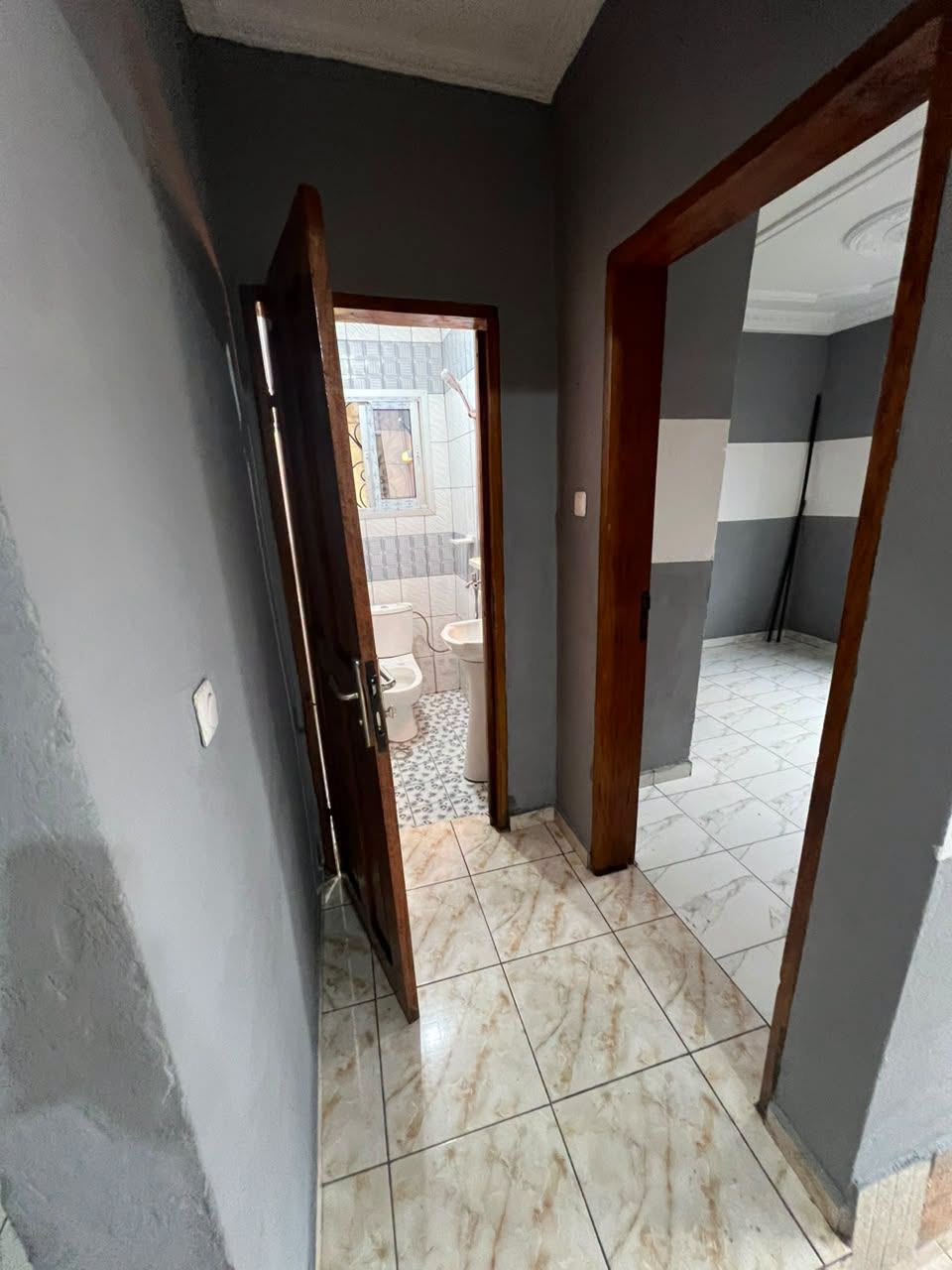 Studio moderne avec balcon à louer à Fougerolles 60000 FCFA