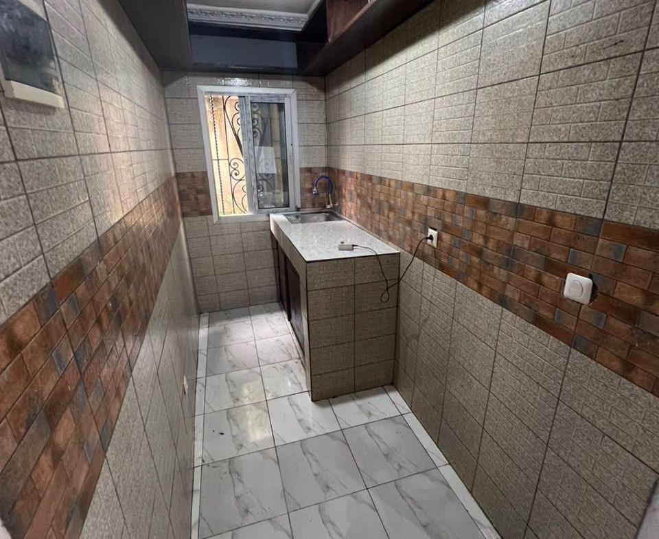 Studio moderne avec balcon à louer à Fougerolles 60000 FCFA