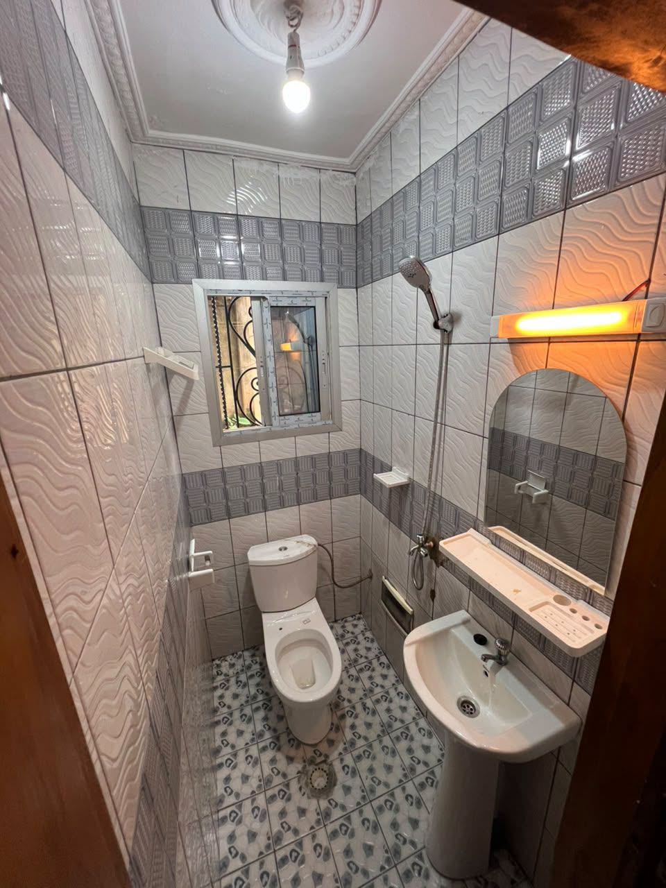 Studio moderne avec balcon à louer à Fougerolles 60000 FCFA