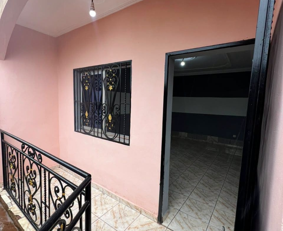 Studio moderne avec balcon à louer à Fougerolles 60000 FCFA