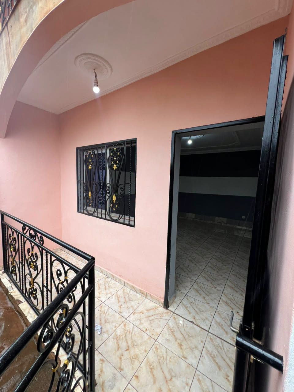 Studio moderne avec balcon à louer à Fougerolles 60000 FCFA