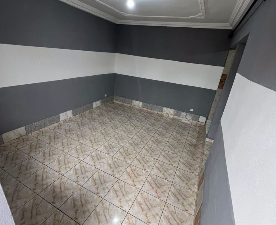 Studio moderne avec balcon à louer à Fougerolles 60000 FCFA