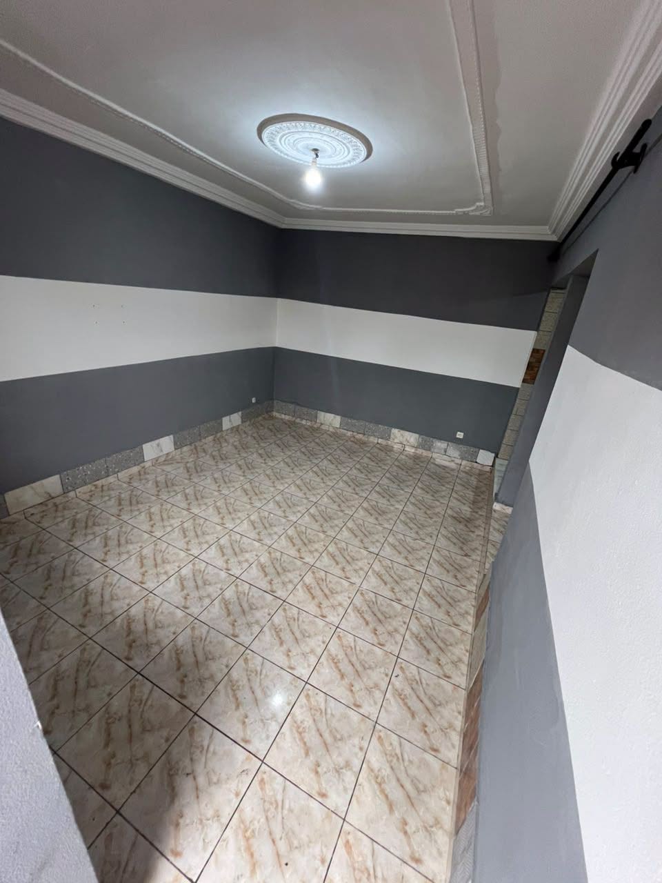 Studio moderne avec balcon à louer à Fougerolles 60000 FCFA