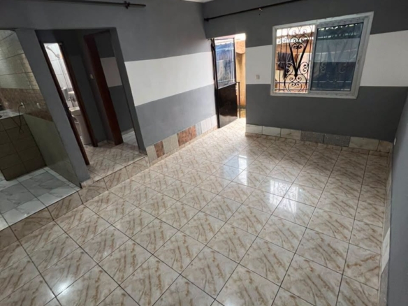 Studio moderne avec balcon à louer à Fougerolles 60000 FCFA