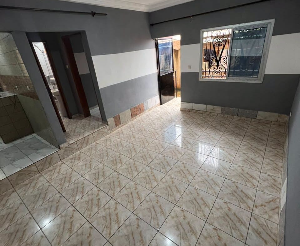 Studio moderne avec balcon à louer à Fougerolles 60000 FCFA
