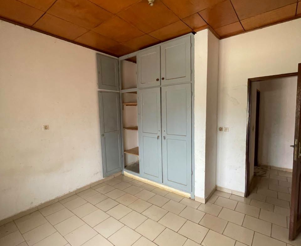 Grand appartement 3 chambres à louer à Yaoundé Titi Garage