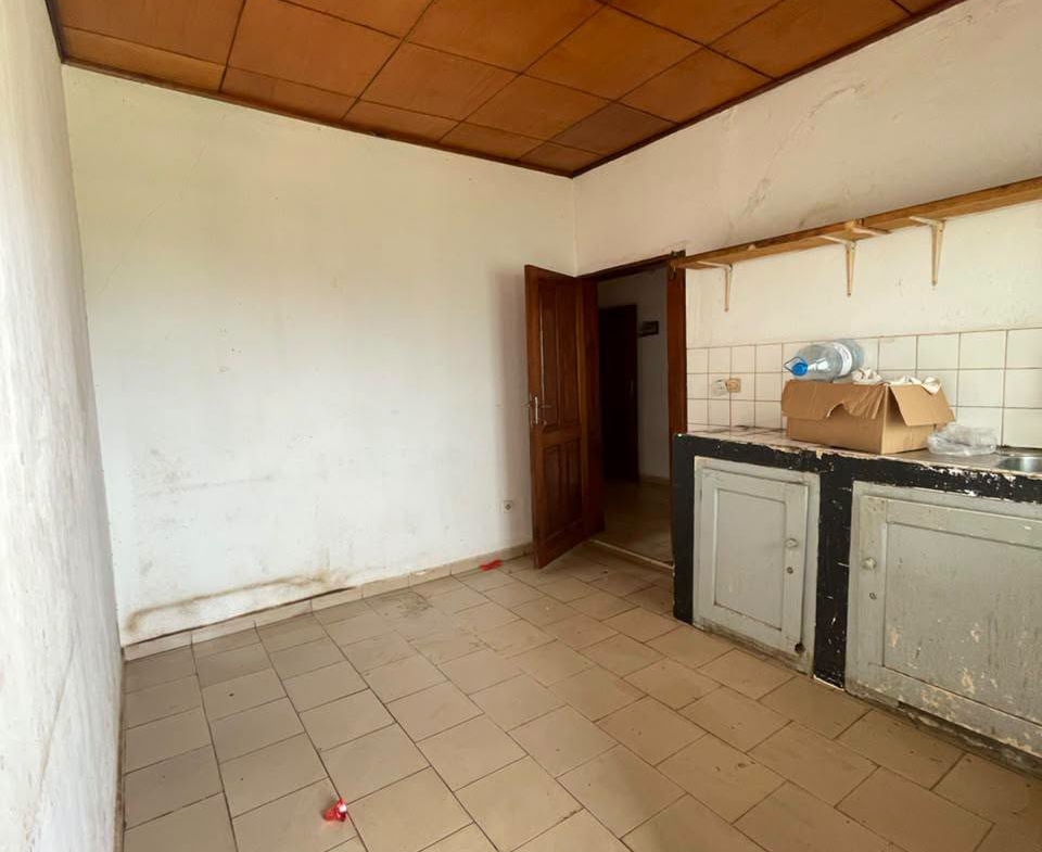 Grand appartement 3 chambres à louer à Yaoundé Titi Garage