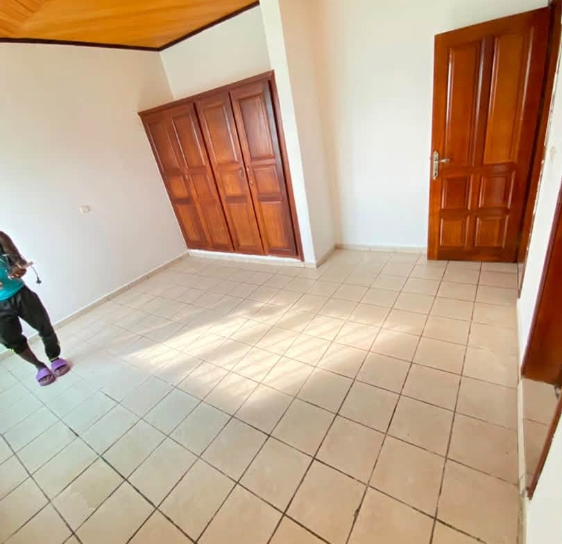Appartement moderne à l’étage à louer à Oyom Abang