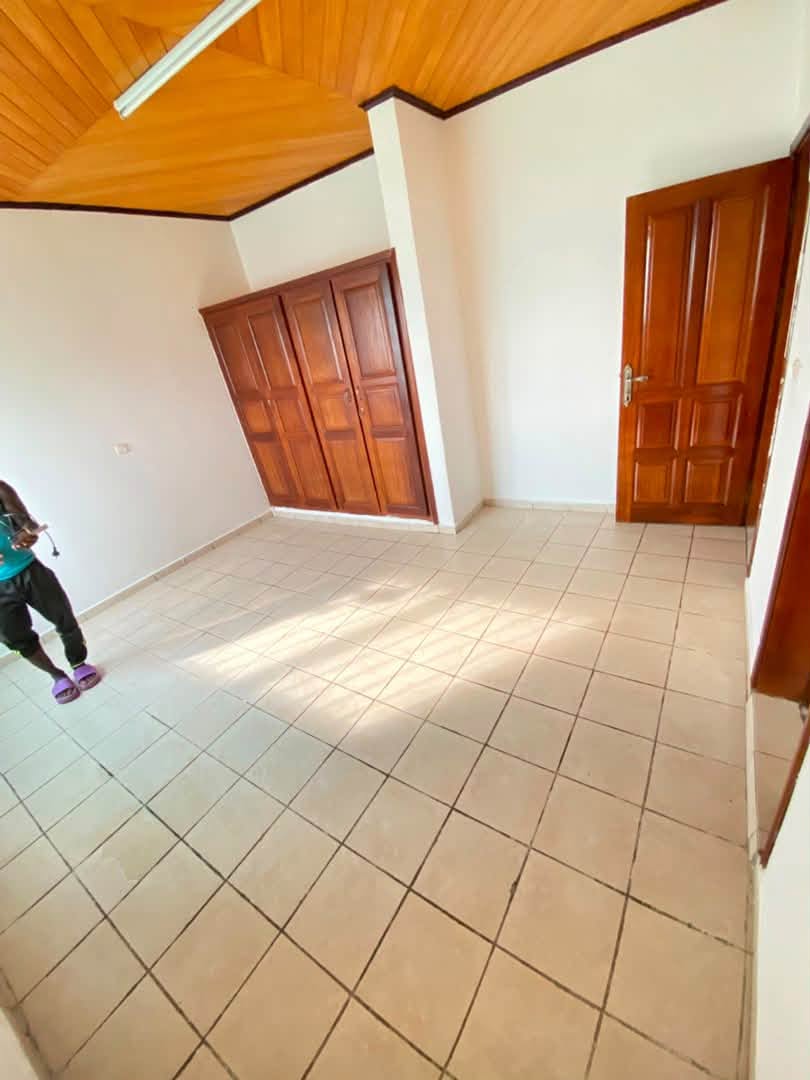 Appartement moderne à l’étage à louer à Oyom Abang