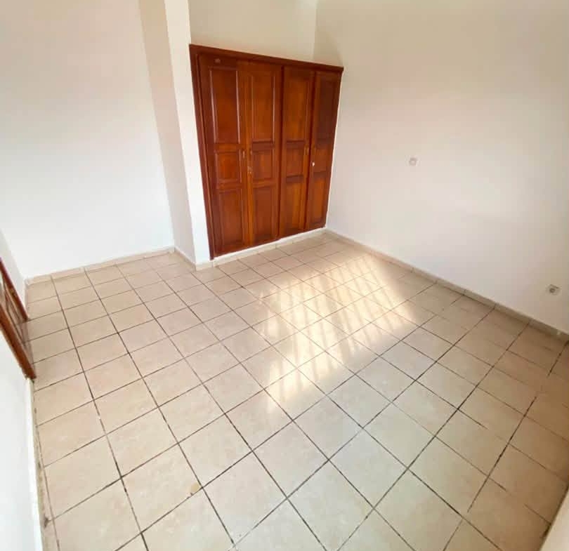 Appartement moderne à l’étage à louer à Oyom Abang