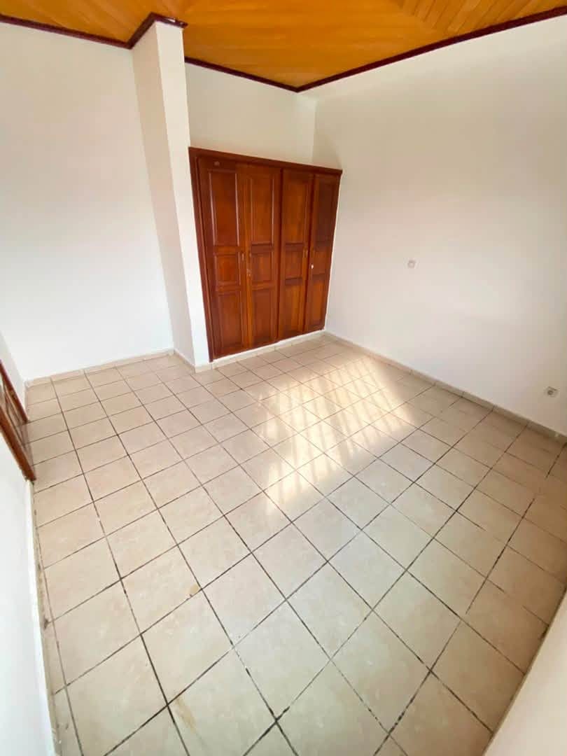 Appartement moderne à l’étage à louer à Oyom Abang