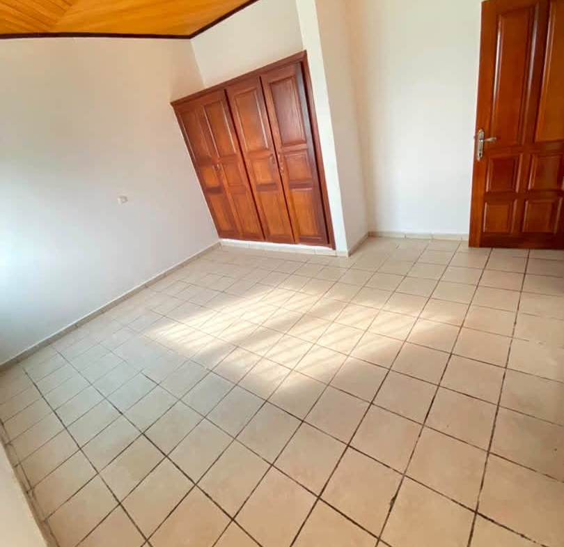 Appartement moderne à l’étage à louer à Oyom Abang