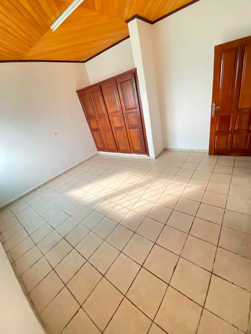 Appartement moderne à l’étage à louer à Oyom Abang