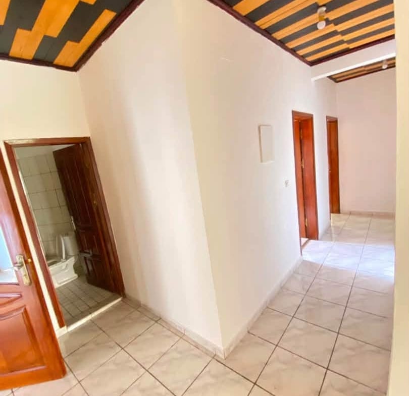 Appartement moderne à l’étage à louer à Oyom Abang