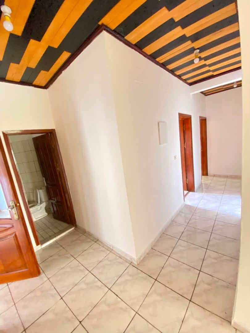 Appartement moderne à l’étage à louer à Oyom Abang
