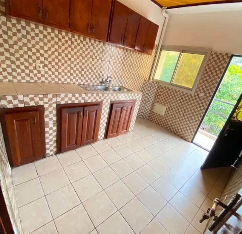 Appartement moderne à l’étage à louer à Oyom Abang