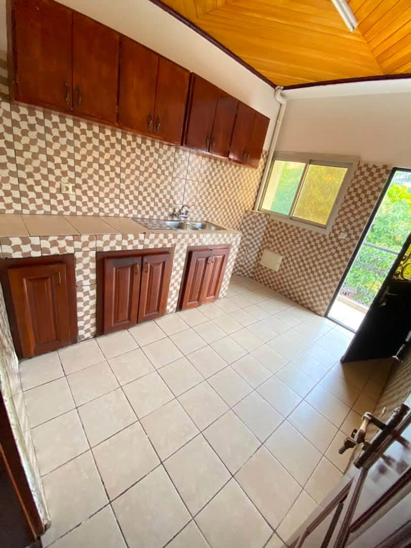 Appartement moderne à l’étage à louer à Oyom Abang