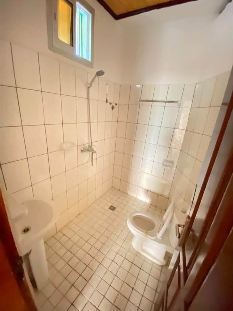 Appartement moderne à l’étage à louer à Oyom Abang