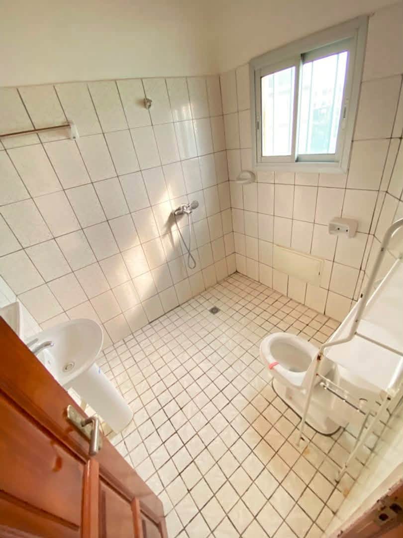 Appartement moderne à l’étage à louer à Oyom Abang