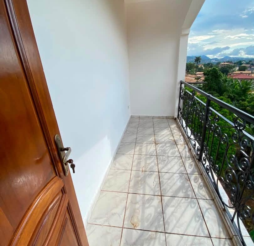 Appartement moderne à l’étage à louer à Oyom Abang