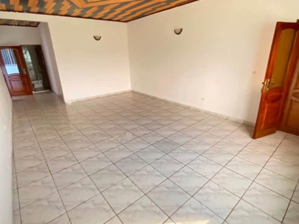 Appartement moderne à l’étage à louer à Oyom Abang