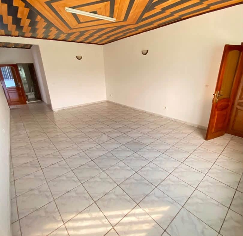Appartement moderne à l’étage à louer à Oyom Abang