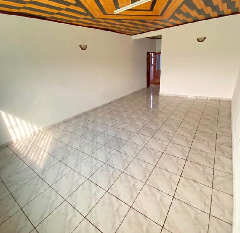Appartement moderne à l’étage à louer à Oyom Abang