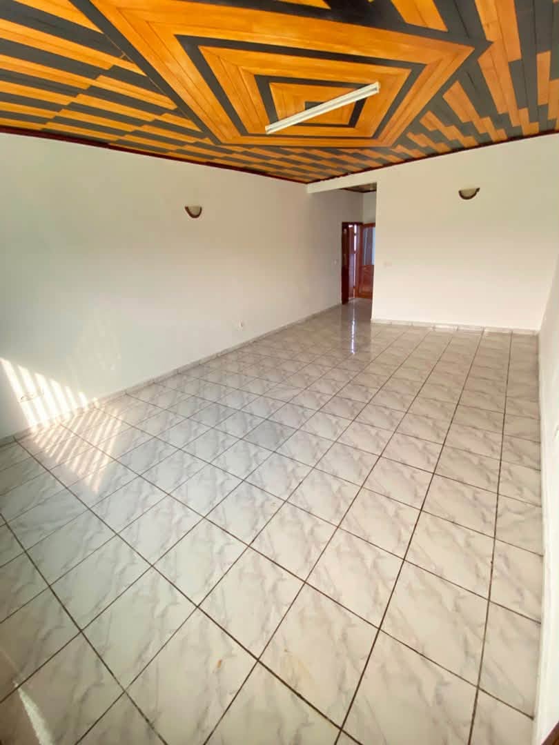 Appartement moderne à l’étage à louer à Oyom Abang