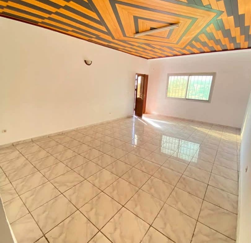 Appartement moderne à l’étage à louer à Oyom Abang