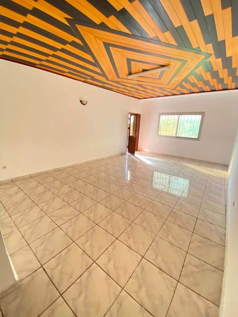 Appartement moderne à l’étage à louer à Oyom Abang